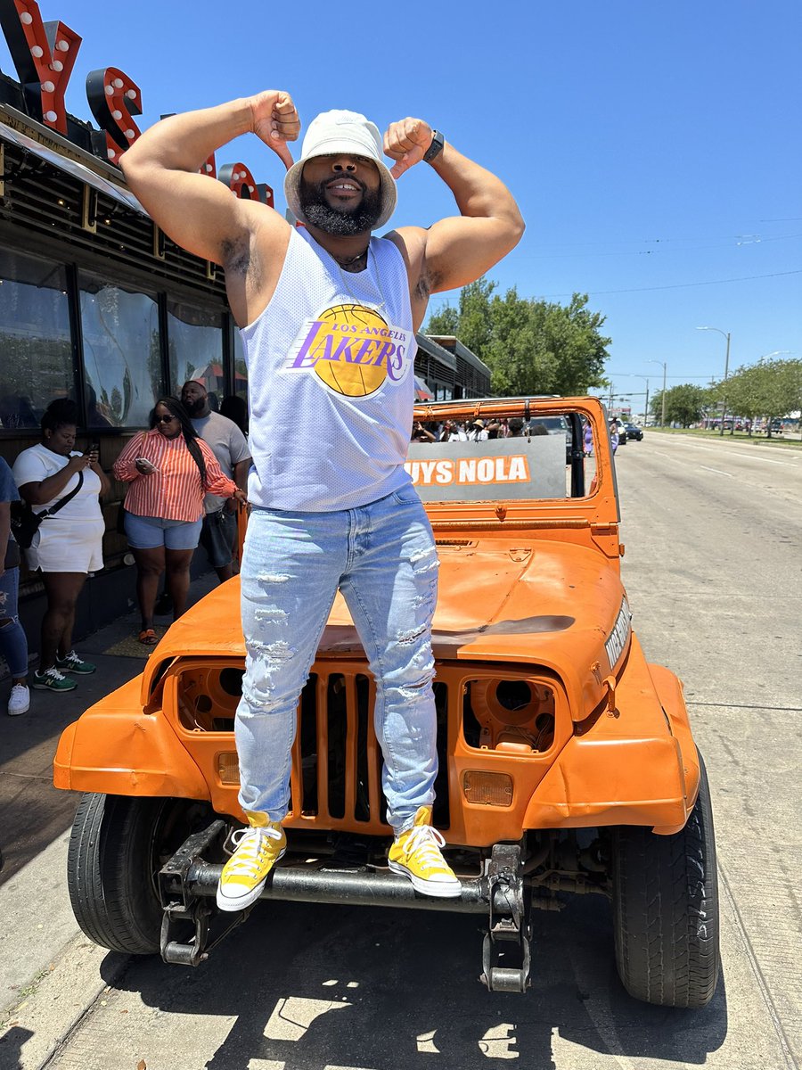 JustYaAverage's tweet photo. Sunday FUNday Nola style π
#SundayFunday #Brunchvibes #NiceGuysNola #JazzFestNola π· #JillScott #goodvibes #beautifulweather βοΈ #sunsoutgunsout #teamTHICK π https://t.co/8X4AFHBwT1