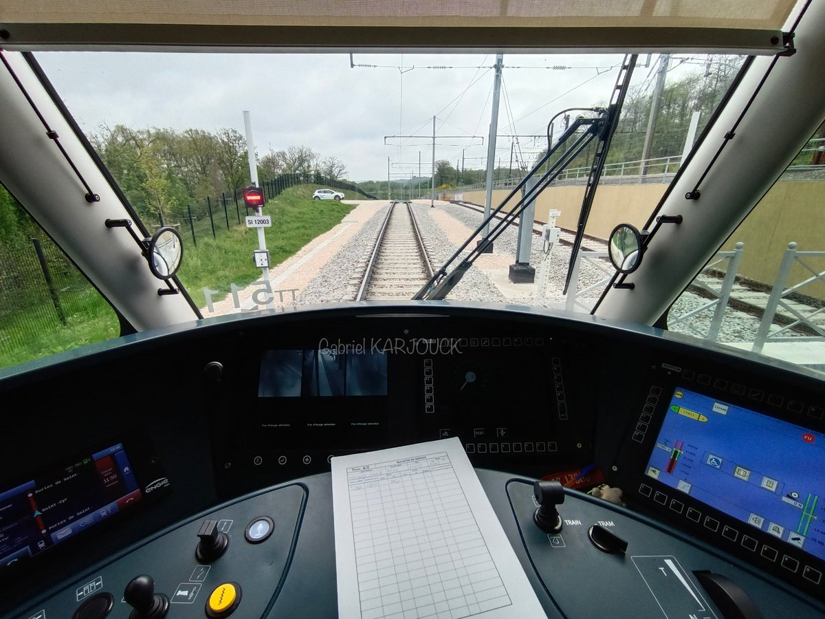 GabrielVk9's tweet photo. Un 1er Mai sur les rails du @T13_IDFM 

#u53800 #picoftheday  #1erMai #tramway #tramdriver #paris #cabview https://t.co/B5FPiJzN9E