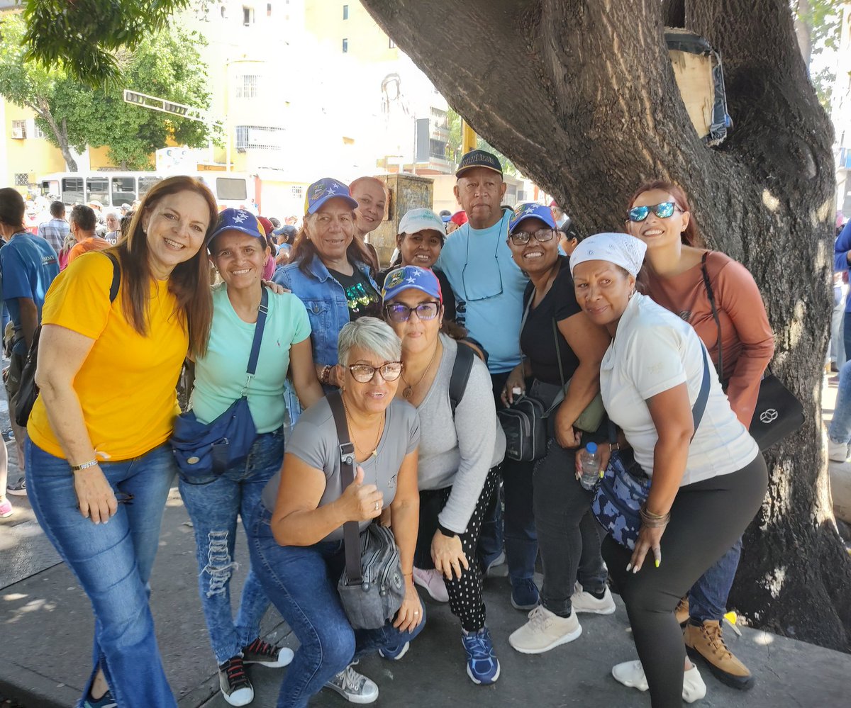 FteMujeresVzla's tweet photo. #NoEsCualquier1DeMayo
#DiaDelTrabajador
#VenezuelaProtesta
#SueldosDeHambre
Frente Amplio de Mujeres presentes acompañando a los trabajadores. https://t.co/2n7LyNhVB1
