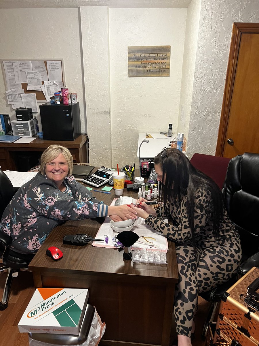 KalebVarney's tweet image. Tell me how my mom got the nail tech to come to her job😭