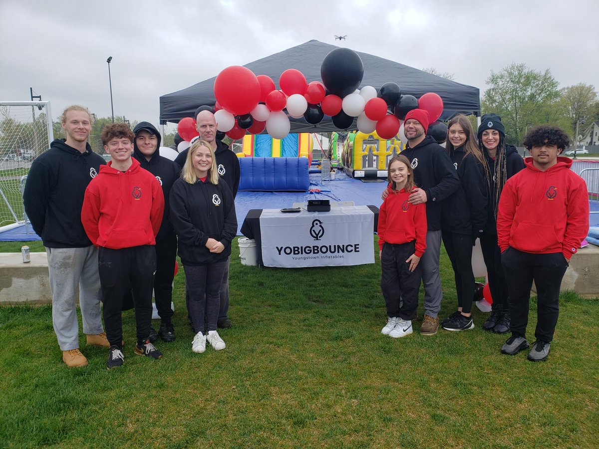ywchamber's tweet photo. Youngstown Big Bounce and the #BigBlueScissors were enjoying a little slice of childhood during the bouncy Ribbon Cutting today. Bring out your inner child and have some fun in their bounce houses. Check out their location, 7401 Market Street, Debartolo Commons in Youngstown 🎉 https://t.co/vNrZLPwMDn