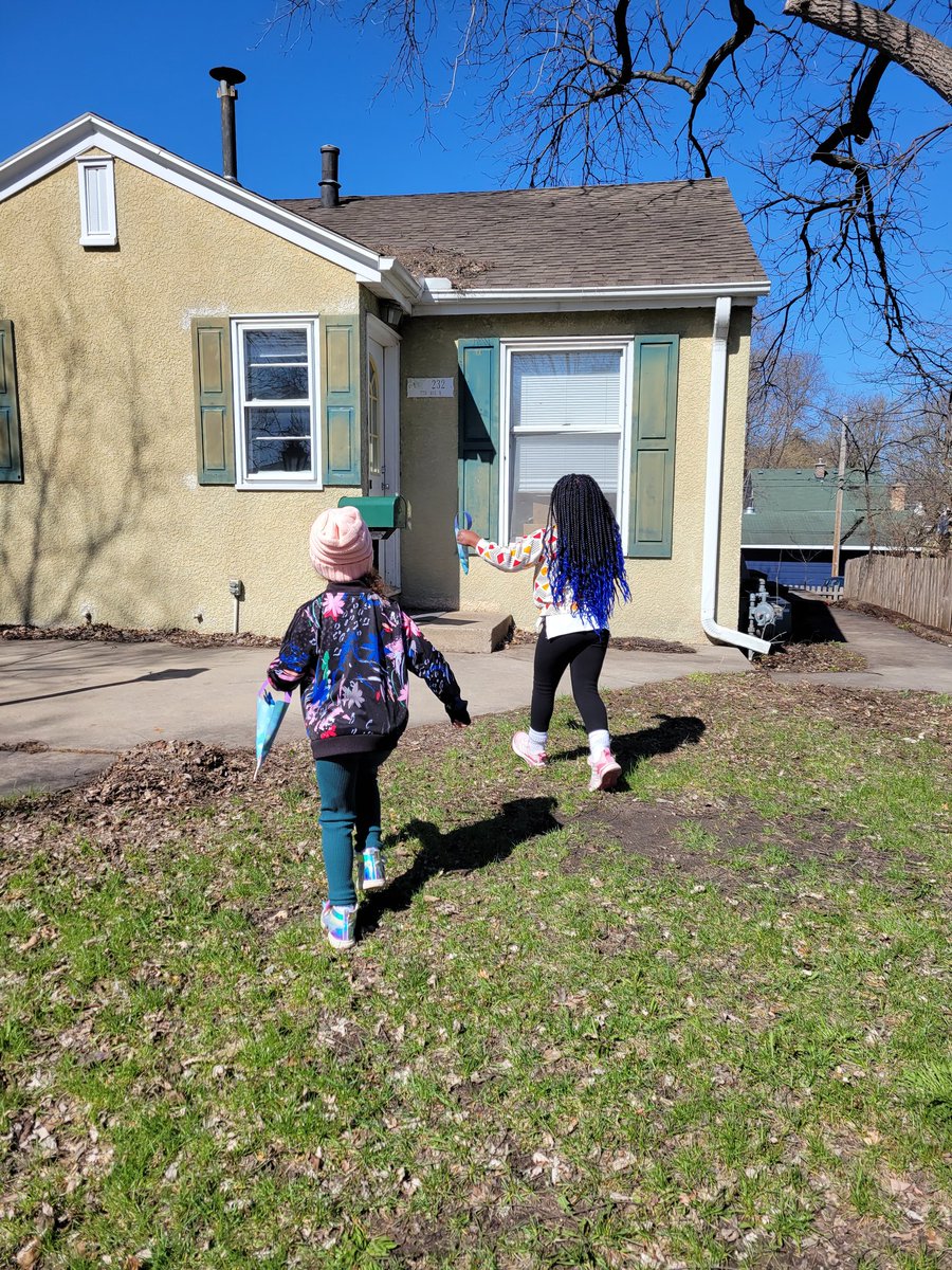 MsWuAS's tweet photo. Favorite tradition for a bright sunny May Day! This morning, the Kinders delivered Mayday Baskets to our Avenue neighbors with our 2nd grade buddies! #allsmiles https://t.co/IUOmjfXJNT