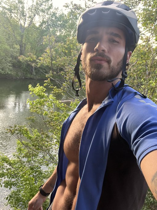 🚲 😝 https://t.co/mEMwRQNKqM