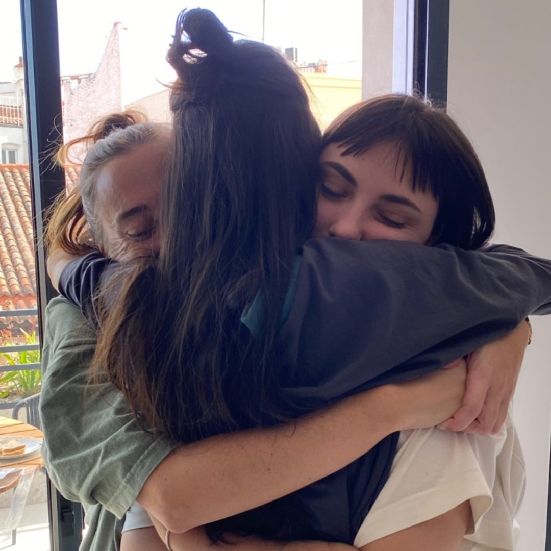 yo también quiero un abrazo así de ella