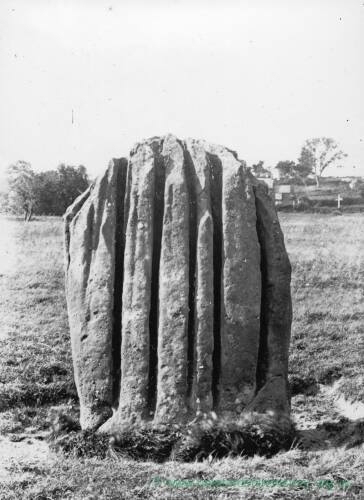 In 1933 Alfred Watkins of leyline fame gave a lecture at the Queen’s Stone, Symonds Yat in #Herefordshire, in which he proposed that the grooves in the rock were carved to support a wicker cage to hold human sacrifices, and reconstructed how he believed it would have looked
