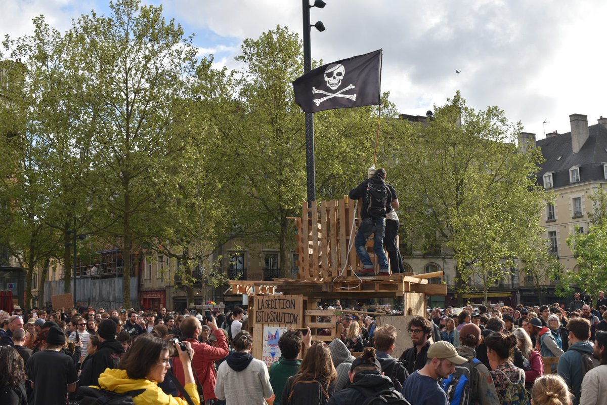 Un drapeau pirate a été accroché en haut de la structure, à #Rennes

#fetedestravailleurs #1ermai