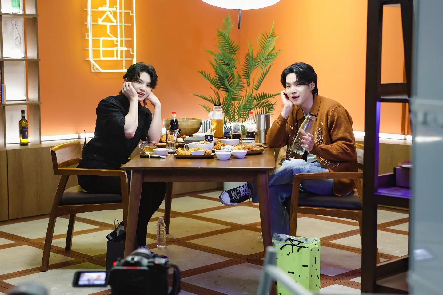 FvDrbckaAAAmU_4?format=jpg&name=large