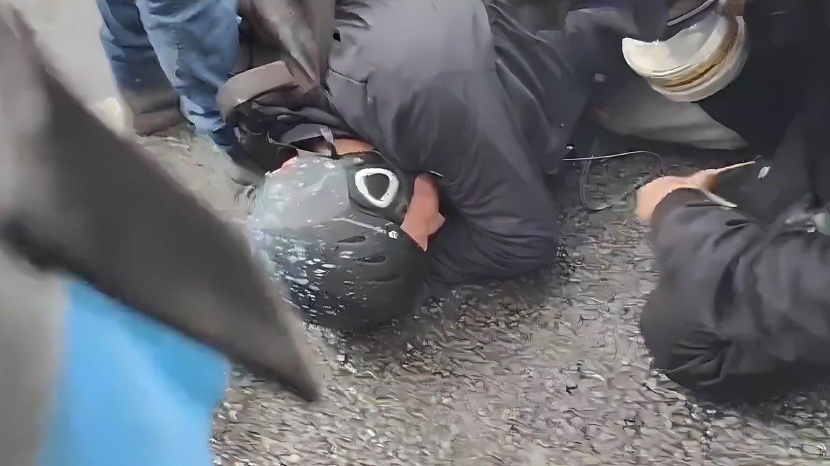 Rémy Buisine, journaliste de Brut, a été touché par une grenade de désencerclement

Ce n’est pas la première fois que Rémy Buisine est pris pour cible. Le 21 mars 2023, il avait subi les assauts de la #BRAVM.  

➡️lemediaen442.fr/remy-buisine-j…
#ViolencesPolicieres #JusquAuRetrait