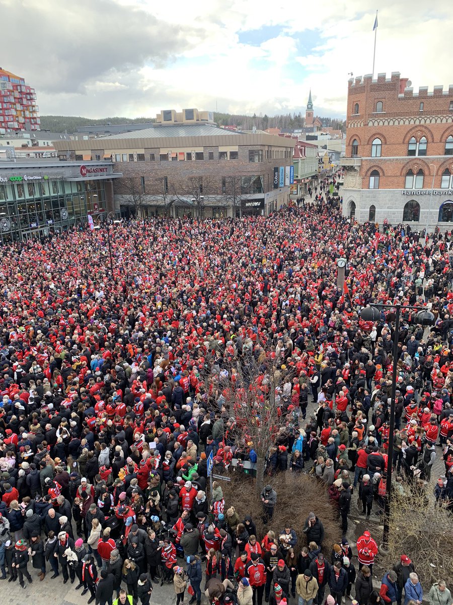 ⬅️ Växjö, 66000 invånare. 
➡️ Örnsköldsvik, 33000 invånare.