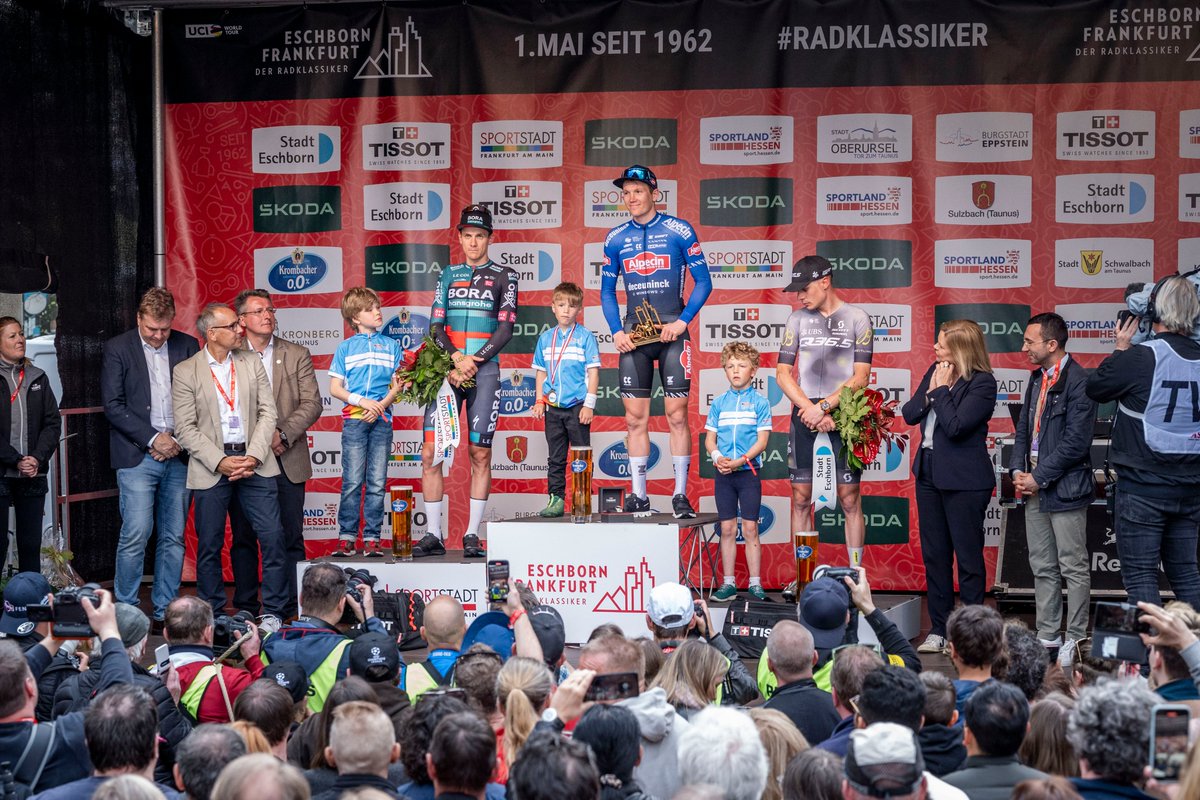 Überraschend und doch mehr als verdient. Sören Kragh Andersen reiht sich beim #Radklassiker in die Liste der Sieger ein. Das Podium: 🥇 @kraghsoren 🇩🇰 (@AlpecinDCK) 🥈 @PatricKonrad 🇦🇹(@BORAhansgrohe) 🥉 Allessandro Fedeli 🇮🇹 (@Q36_5ProCycling ) #EschbornFrankfurt