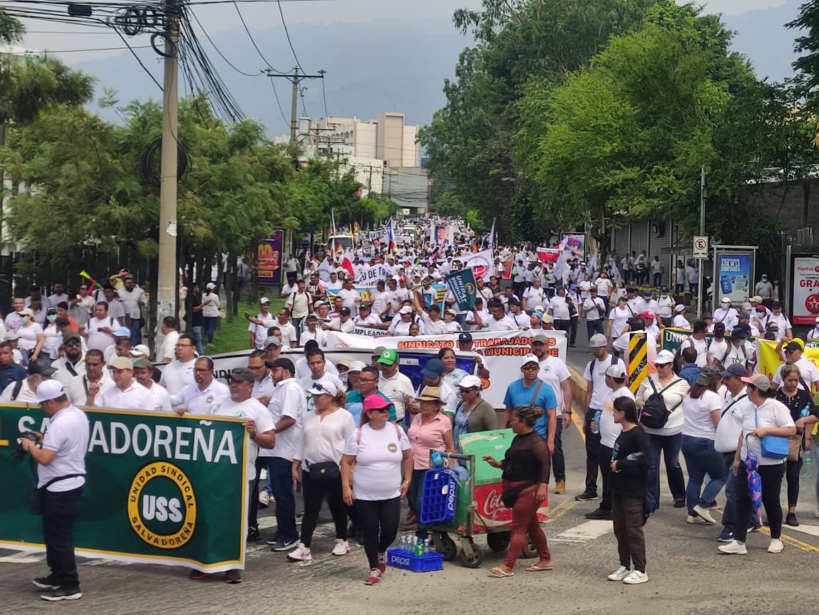 pizzadonnaSV's tweet photo. ✊🏼Con fervor y convicción se reúnen miles de hombres y mujeres de la Clase Trabajadora en la Plaza México para conmemorar el #DiaDelTrabajor en un acto protocolario contando con la presencia del Ministro de Trabajo @RolandoCastroSv
#UnidosMarchamos
#1deMayo 
Unidad Sindical https://t.co/7FmS0ZmDdm