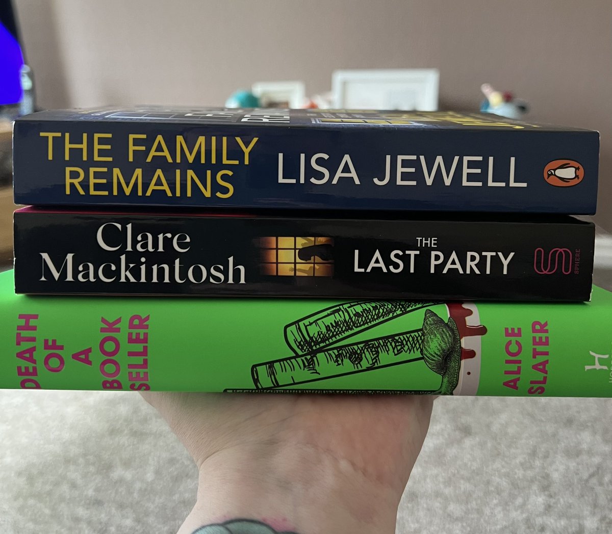 My comfort buy book haul from earlier!  

From @lisajewelluk (gotta know what happens next!), @claremackint0sh and @alicemjslater, these all look fab!

#BallsToTheBacklog #BookTwitter