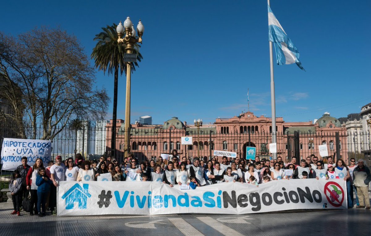 Conmemorando está fecha tan significativa para los trabajadores, abrazamos a las familias #HipotecadosUVA de todo el país que dia a día ven como todo el esfuerzo de su trabajo se lo llevan los bancos.
<a href="/ceciliamoreauok/">Cecilia Moreau</a> <a href="/CarlosHeller/">Carlos Heller</a> <a href="/AliAparicioOK/">Alicia Aparicio</a>