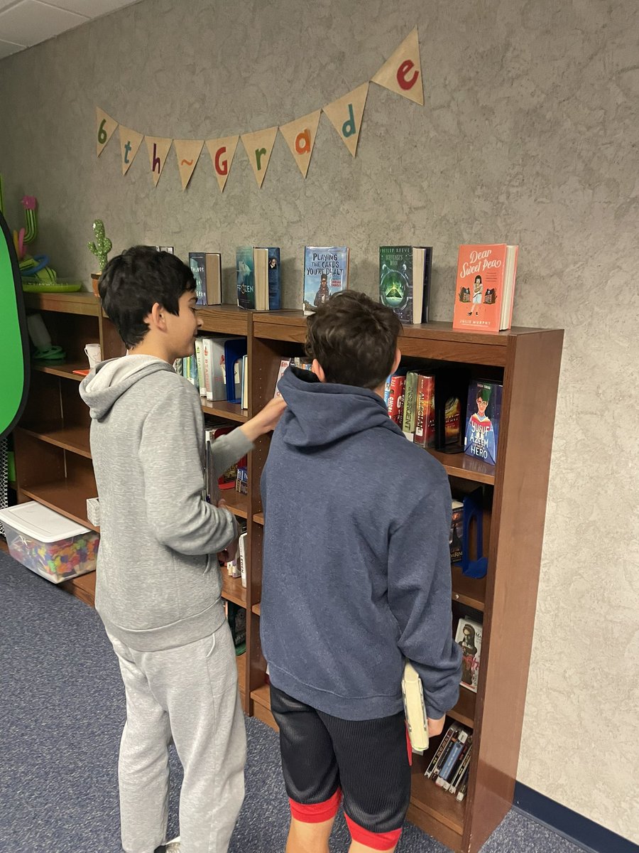 _Mrs_Francis's tweet photo. Checking out books! https://t.co/i25XwKGeZg