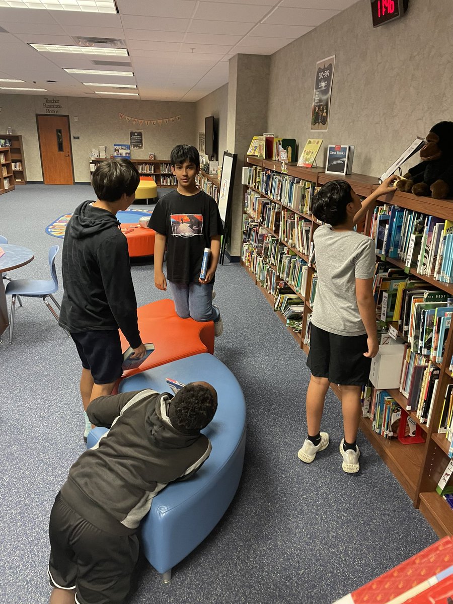 _Mrs_Francis's tweet photo. Checking out books! https://t.co/i25XwKGeZg