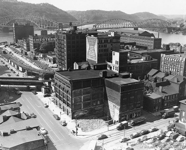 wqed's tweet photo. Getting  from Horne's to Fifth Ave. was as easy as a stroll through Jenkins Arcade! 3 levels of shops &amp; offices bordering Stanwix, Penn  &amp; Liberty in Downtown #Pittsburgh. Opened: 1911, received historic landmark status: 1972, demolished: 1984. A 🖤💛 #MondayMemory! https://t.co/rVoVaNEr49