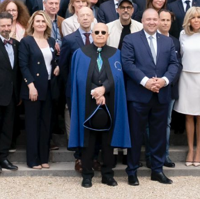 _DrHolt's tweet photo. Qui est ce type ?

C'est le druide de l'Elysée ? https://t.co/fsyWMRK6gT