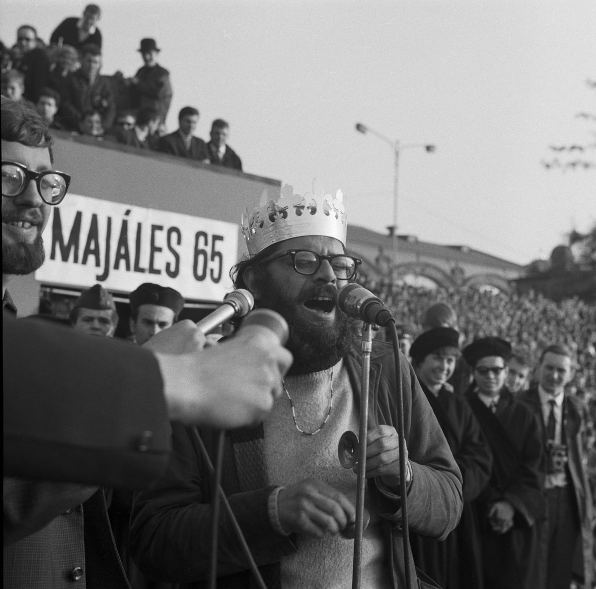 Happy Majáles! 

In Prague, 57 years ago, Allen Ginsberg was crowned Král majáles ("King of May") in a student celebration that had been banned since 1956. Within days, he was deported. 

To mark the day, I'll share a few images from Ch. 4 of my book, which tells the whole story.