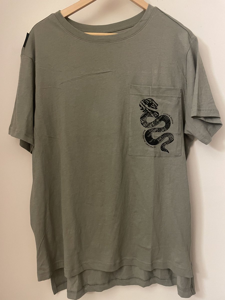 JdotSwiftie's tweet photo. Giving away this green reputation shirt. It’s a Medium and unworn. Might come with an extra prize. Who knows.

-Like this tweet
-Reply with a surprise song you’d like to hear
-RT if you want, don’t really care
-Follow if you want, or don’t. Might help, might not. 

Open worldwide https://t.co/KhRyIOvz6Z