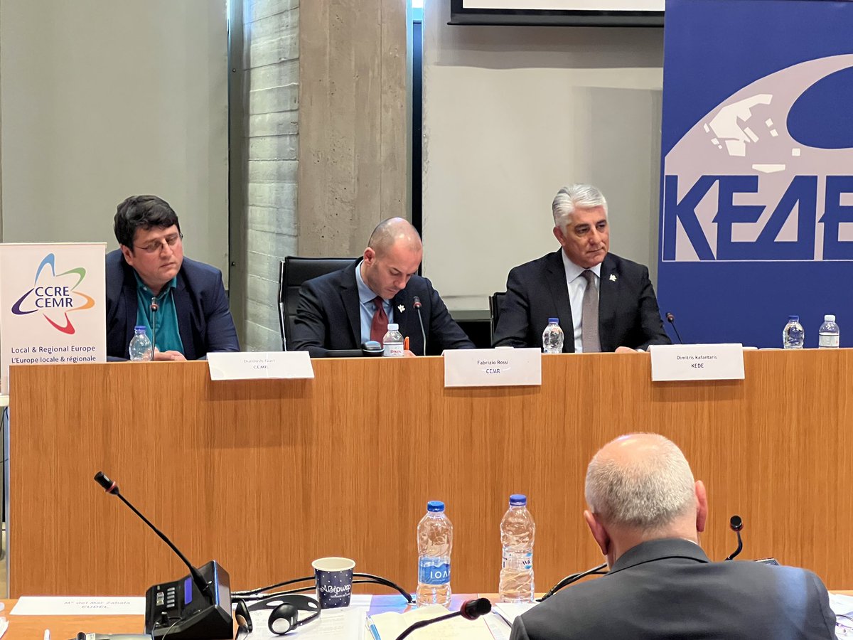 Διήμερη συνεδρίαση του Συμβουλίου Δήμων και Περιφερειών της Ευρώπης CEMR στη Θεσσαλονίκη υπό την αιγίδα της ΚΕΔΕ
 
Πράσινη μετάβαση των πόλεων, ενέργεια, κυκλική οικονομία,   οι προκλήσεις και οι ευκαιρίες για τους δήμους της Ευρώπης.