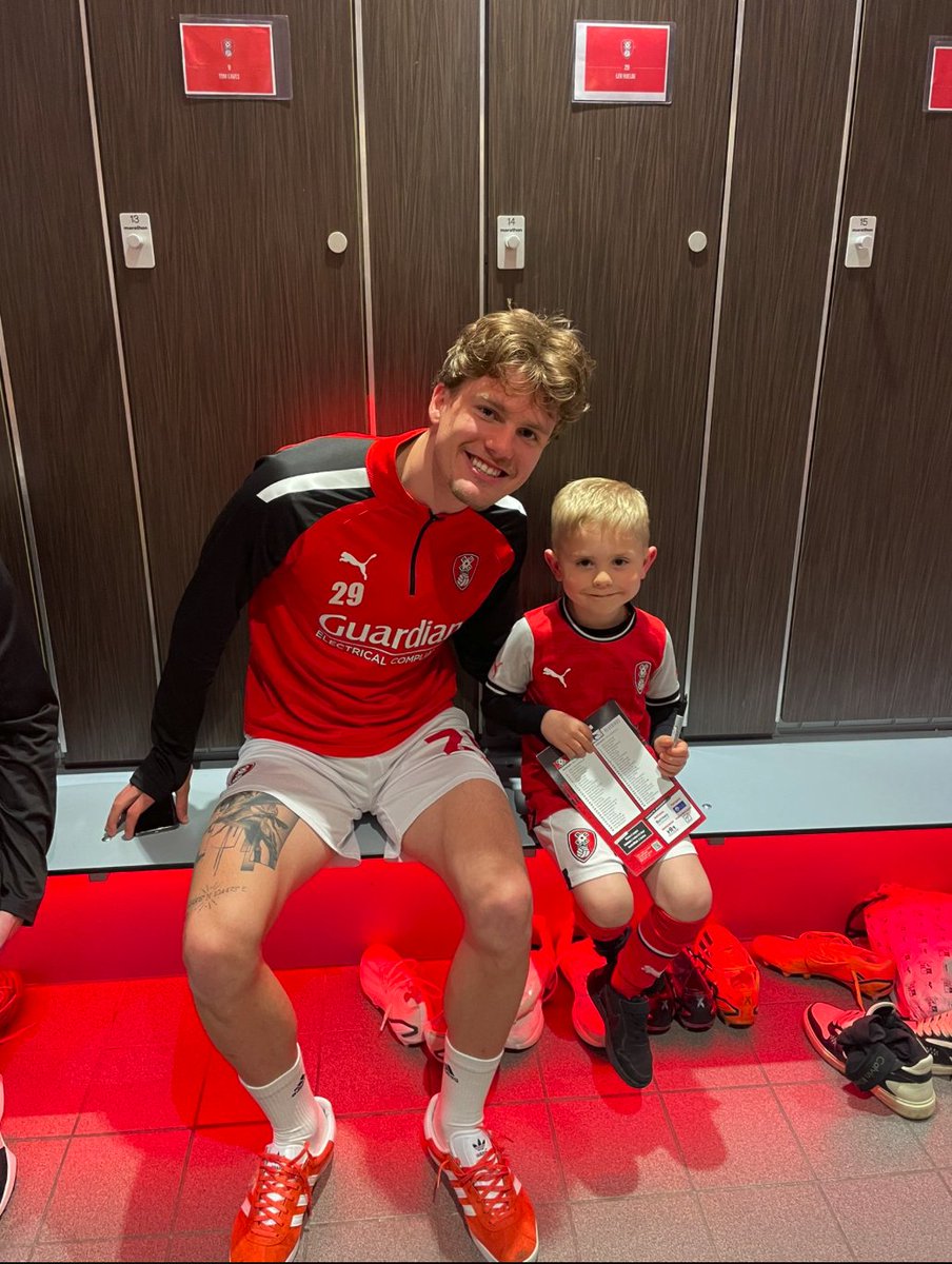 Gratulerer til <a href="/leohjelde/">leo fuhr hjelde</a> som hjalp <a href="/themillers/">themillers</a> med å beholde plassen i #championship LB med flest "forward passes" og topp 5-rangering i 1v1 dueller og headinger ! #hesonly19 
Neste: <a href="/UEFAUnder21/">UEFA U21 EURO</a>
best av alt- flott rollemodell for barn når ikke på banen photo <a href="/Red292929/">Samantha</a>