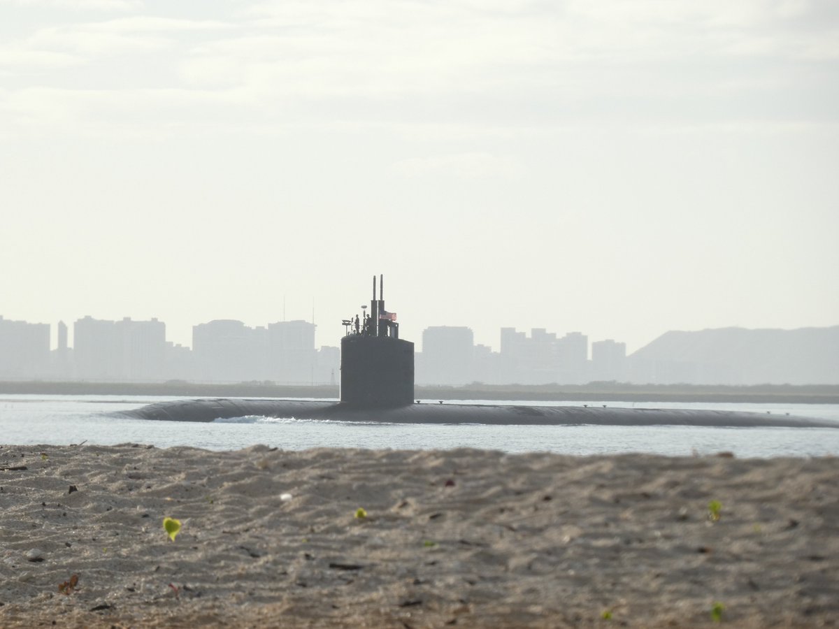 ES12071207's tweet photo. Los Angeles-class nuclear attack submarine coming into Pearl Harbor, Hawaii - May 1, 2023 #laclass #ssn https://t.co/IG7kFDArTM