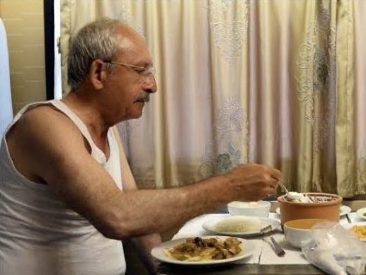 Troller şimdi de bu resimle dalga geçiyorlar. Bu atlette alın teri var. Kul hakkı yemeyen bir adam var. Ankara'dan İstanbul'a 450 km "adalet" için yürüyen bir adamın teri var. Halkın içinden bir adam var. Az kaldı pirom. Seni bu ülkeye Cumhurbaşkanı yapacağız.