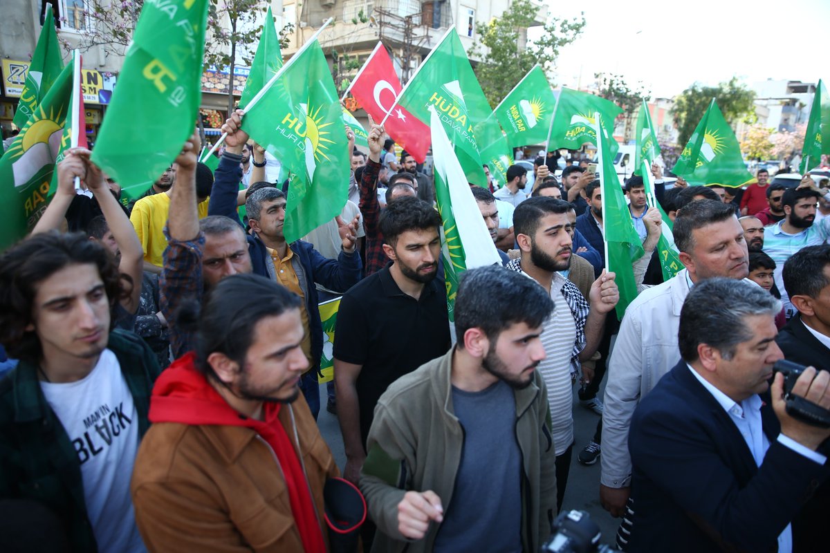 HÜDA PAR İl Gençlik Kollarımıza yönelik silah, bıçak ve sopalarla yapılan saldırı sonrası Akdeniz Çilek Mahallesi’nde basın açıklaması düzenledik. Ardından olayın yaşandığı mahallede esnafımızı ziyaret ettik.

HÜDA PAR olarak meşru zeminde siyaset yapmaya devam edeceğiz.
