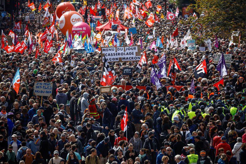 LouisBoyard's tweet photo. 2,3 MILLIONS DANS TOUTE LA FRANCE !

Aujourd’hui aura été le #1erMai le plus massif de l’histoire du 21ème siècle.

Nous écrivons l’Histoire. Ne lâchons rien. 

Jusqu’au retrait.🙏🏻 https://t.co/3cvm1xtP47