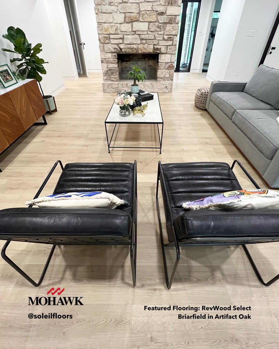 MohawkFlooring's tweet image. Mohawk&apos;s #SignatureTechnology captures the look of natural hardwood to create the world&apos;s most beautiful laminated wood floors. 
 
#RevWood Select Briarfield in Artifact Oak
Learn More#: bit.ly/3nikw3t
📸: Soleil Floors