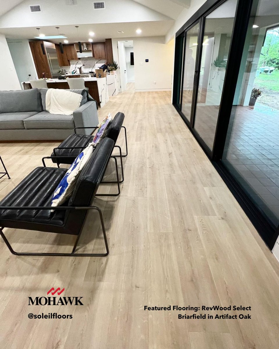 MohawkFlooring's tweet image. Mohawk&apos;s #SignatureTechnology captures the look of natural hardwood to create the world&apos;s most beautiful laminated wood floors. 
 
#RevWood Select Briarfield in Artifact Oak
Learn More#: bit.ly/3nikw3t
📸: Soleil Floors
