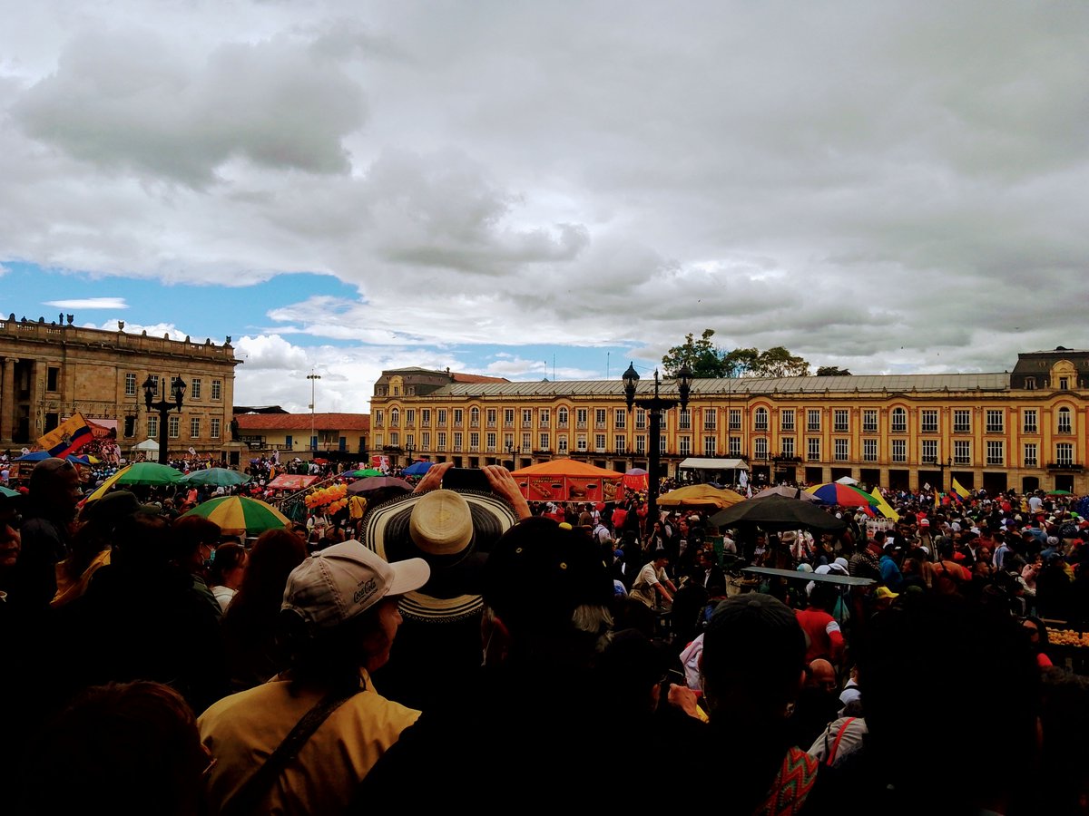 ManuelBeltrn14's tweet photo. Lleno total en la Plaza de Bolívar y el pueblo sigue llegando.

Victoria popular. Las calles son nuestras https://t.co/7YtLmrEe6G