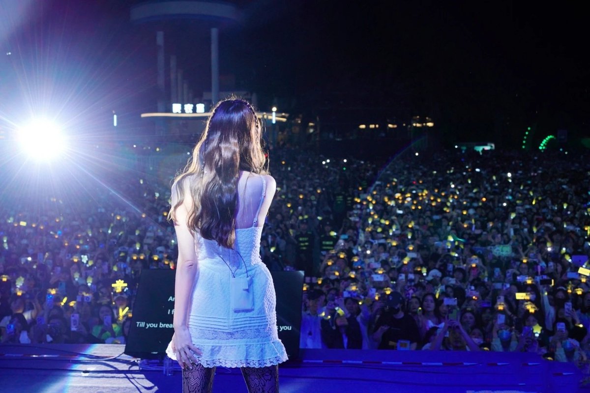 mxindemi1's tweet photo. 230501 Jessica Jung @ Chengdu Peak Music Festival
Fortunately, no matter how much wind and rain you have experienced, China's golden  star  will always stand with you, and for so many years, it has never changed https://t.co/9uBtYQ2GLS