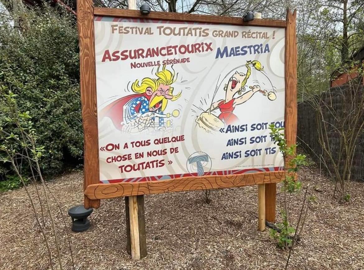 L’avez vous remarqué ? 

Le Parc Astérix porte un clin d’œil à Mylène Farmer et Johnny Hallyday dans une affiche de la zone « Festival Toutatis » ! 😁🎶

🎥youtu.be/Rhbja_fdfDs