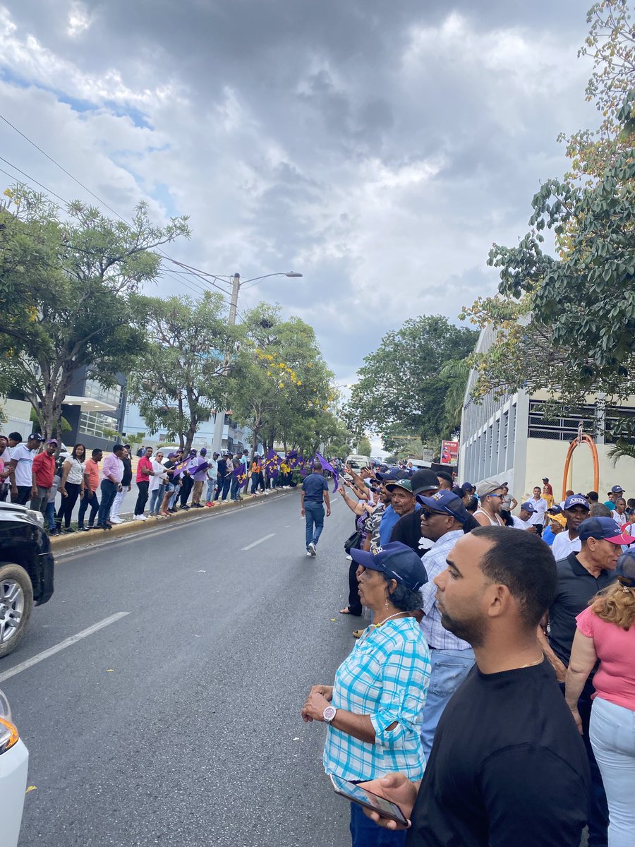 MirabalPm's tweet photo. El ⁦@PLDenlinea⁩ en Santiago en las calles, Toque de Banderas en la Ave Las Carreras. PLD al poder con ⁦@Abel24RD⁩ presidente!!! https://t.co/rjsfan28JH