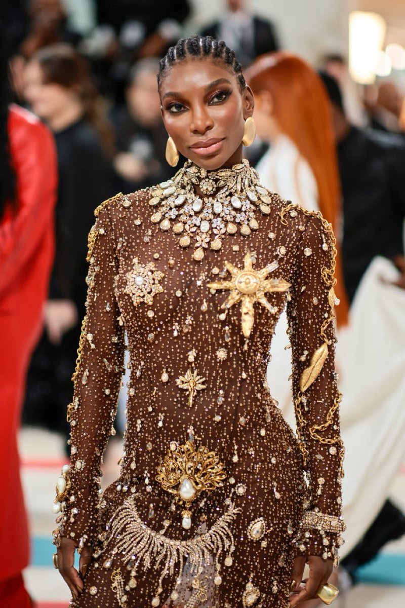 Michaela Coel dijo hagamos arder al mindo y uso Schiaparelli. ¿Porqué arder al mundo dices tu? Recordemos que Elsa Schiaparelli era enemiguísima de Chanel. No se si fue a propo pero interesante esta propuesta sutilmente política en contra de Lagerfeld y aparte humilló. #MetGala