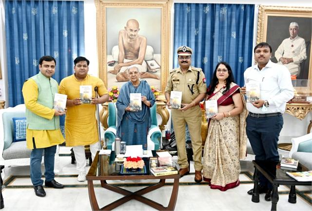 punjabkesari's tweet photo. गोवंश को सर्दी से बचाने के लिए काऊ कोट तैयार कराने वाले फर्रुखाबाद के जेल अधीक्षक भीमसेन मुकुंद सम्मानित
https://t.co/j2jjw2ziwk
#Kaushambinews #BhimsenMukund #JailSuperintendentBhimsenMukundhonored #NarendraModi #MannKiBaatprogram #UPHindiNews #UPla https://t.co/NQ4YveKCSe