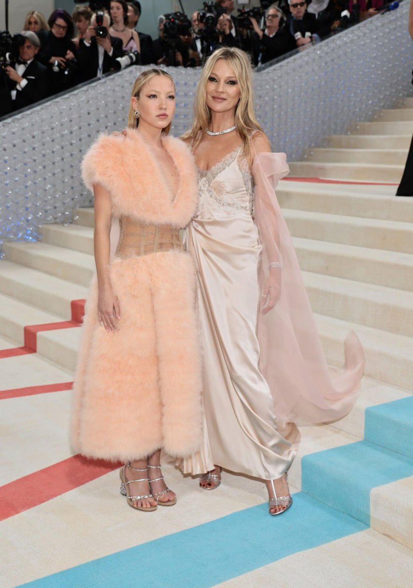 baxromanovna's tweet photo. Чисто тональник и консилер в твоей косметичке
#MetGala2023 https://t.co/gy8OyHw2mN