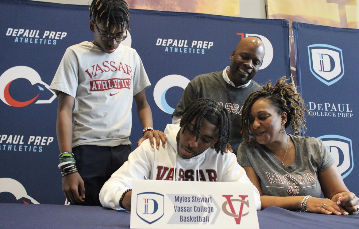 mas_skies's tweet photo. Had an amazing Signing Day with @DePaulPrepAD and my family today! Thank you so much to my family, friends, teammates, and of course @DePaulPrepMBB for showing me so much love and support today. Proud to be a Brewer! 
@VassarMBB @CoachMee @coachstaze https://t.co/QUyakbFw90