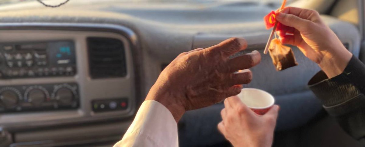 لو يمينك ما تمد إلا كوب شاهي 
كنّها تمد الأراضي السبع باللي فيها.