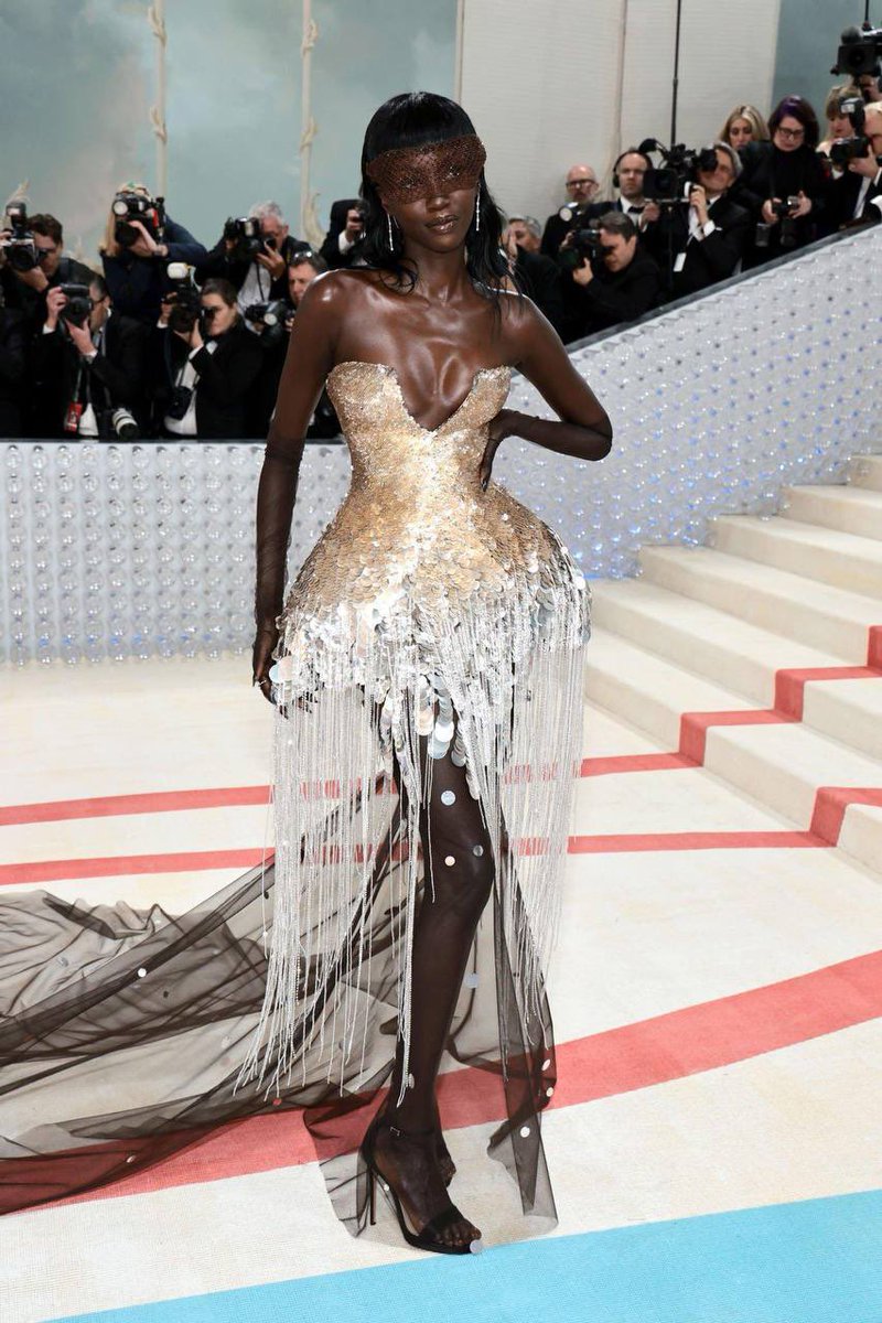 baxromanovna's tweet photo. очень сас очень люстра Чанбина 
#MetGala2023 https://t.co/EiNA3xCFJ5
