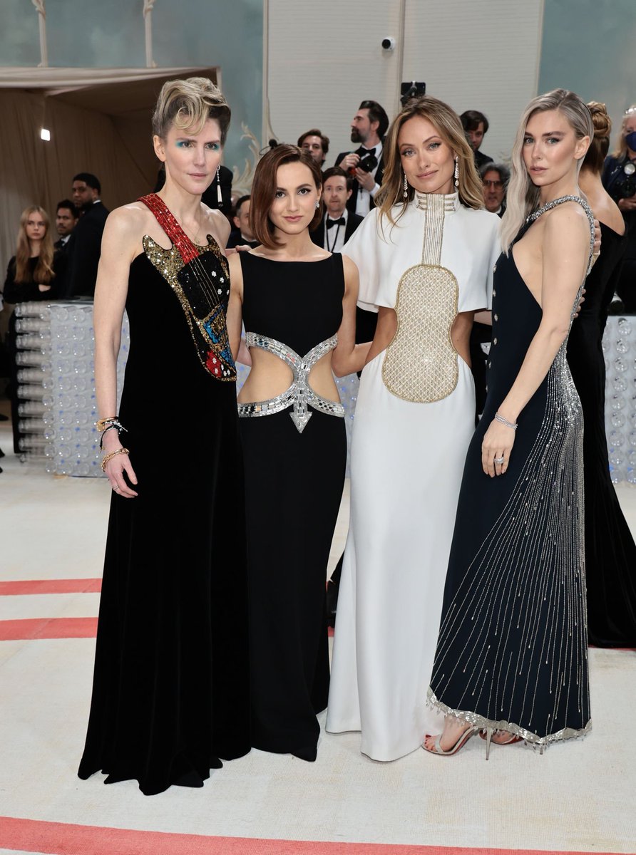 WildeUpdates's tweet image. Olivia Wilde with Gabriela Hearst, Maude Apatow and Vanessa Kirby at the #MetGala