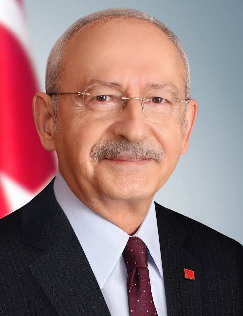 ankara_kusu's tweet photo. Anket - Kamu kurumlarına Atatürk’ün yanına cumhurbaşkanı portresi olarak hangisi asılsın? 😇 https://t.co/deApfHAWo6