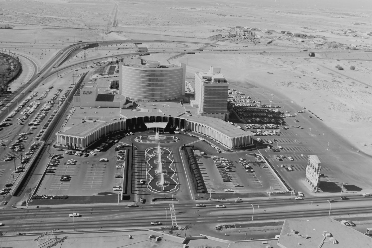 las_when's tweet photo. Caesars Palace 1971. Flamingo Rd. simply not there west of I-15. https://t.co/jUWtuVv2is