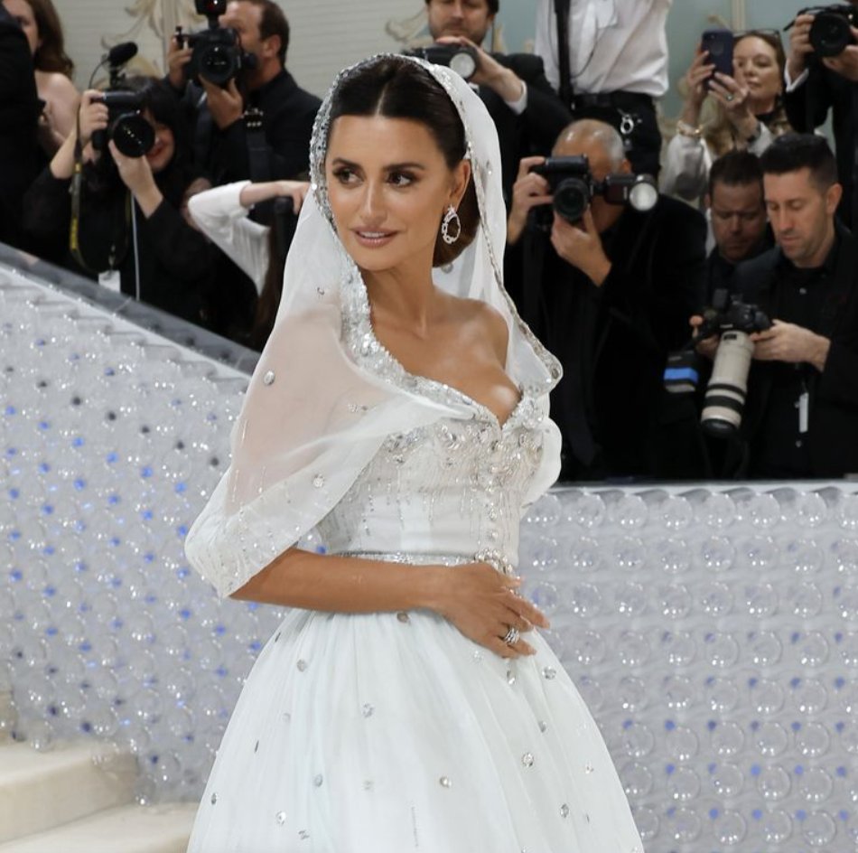 CarlyASilver's tweet image. #metgala co-chair Penélope Cruz is ethereal in pale green....much like Mary Cassatt's Spanish dancer in her mantilla in @NatAsianArt #ancientredcarpet