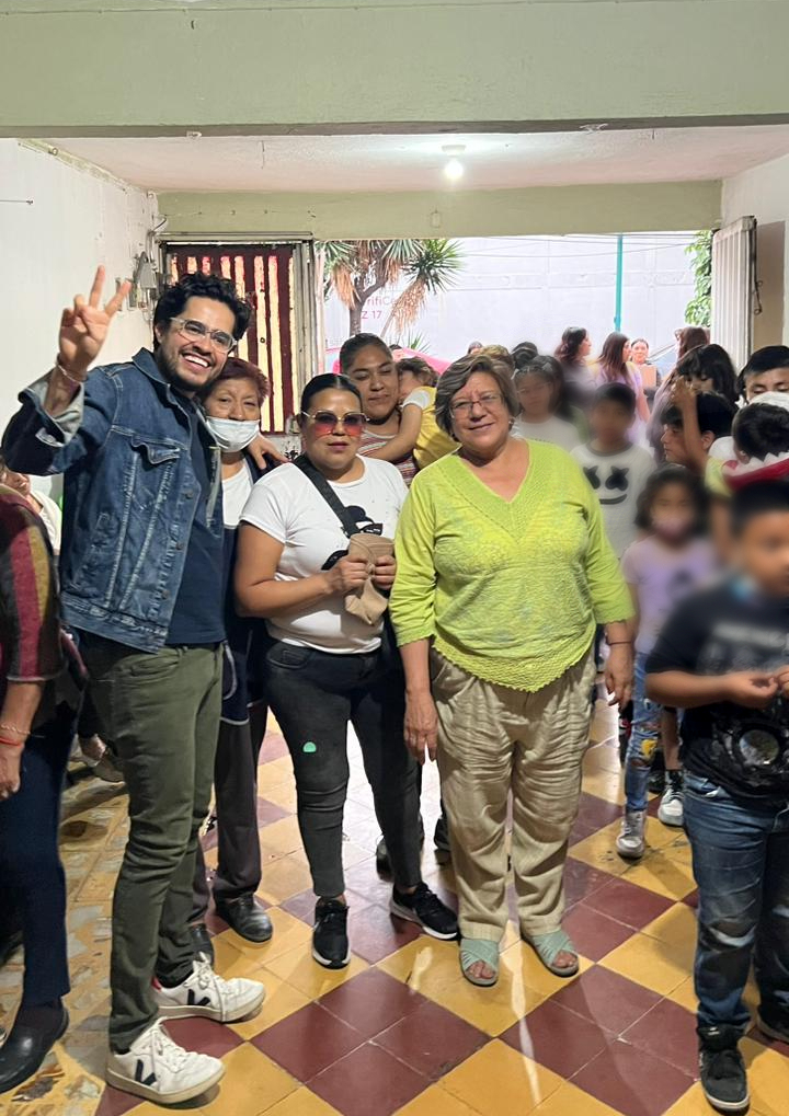 VerdeCDMX's tweet photo. No sabemos quién disfrutó más el festejo del #DíaDelNiñoYLaNiña en #Azcapotzalco...Nuestro amigo @RodrigolQuijano o las niñas y niños al recibir su regalo. Sin duda, ningún detalle es tan valioso como las sonrisas de los peques. https://t.co/4yYpsVHi4z