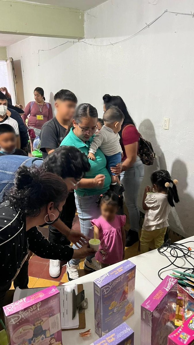 VerdeCDMX's tweet photo. No sabemos quién disfrutó más el festejo del #DíaDelNiñoYLaNiña en #Azcapotzalco...Nuestro amigo @RodrigolQuijano o las niñas y niños al recibir su regalo. Sin duda, ningún detalle es tan valioso como las sonrisas de los peques. https://t.co/4yYpsVHi4z