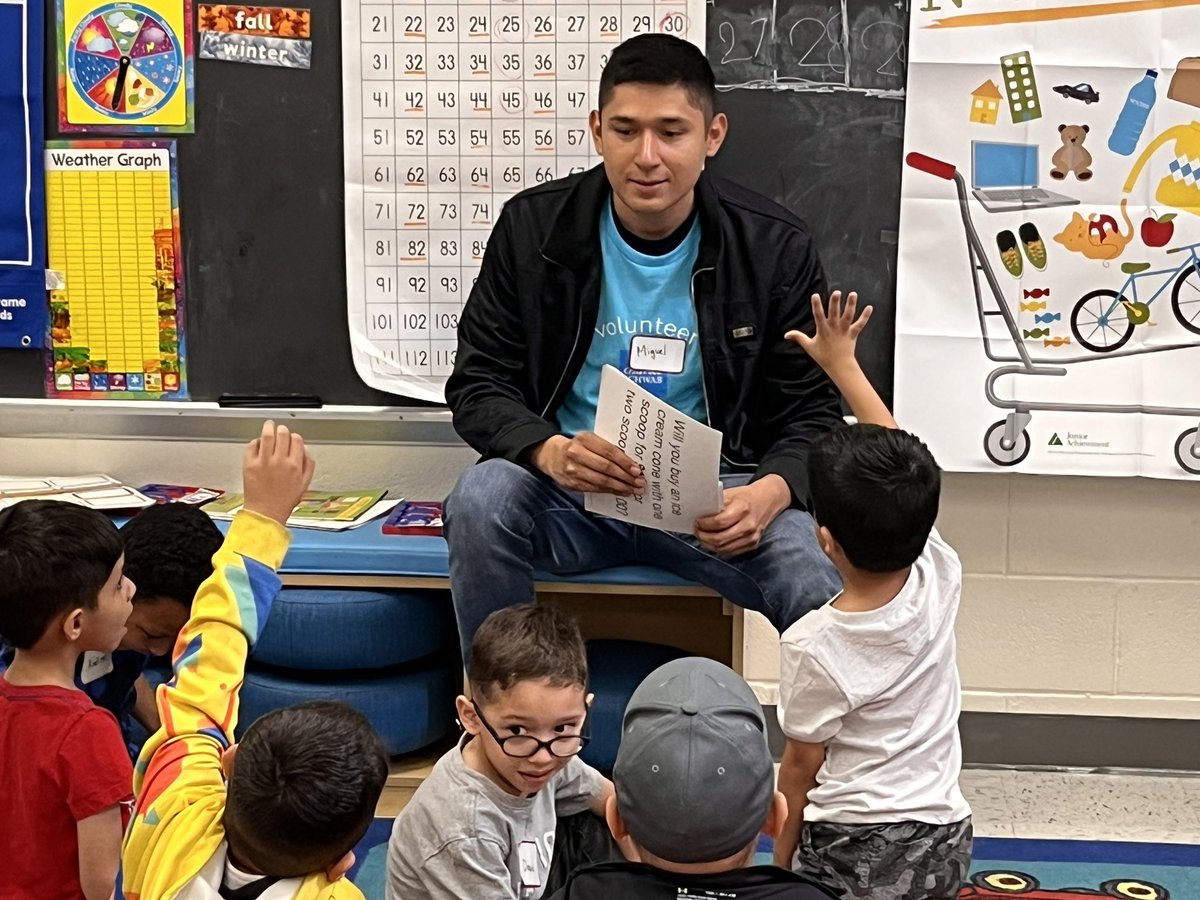 JA of El Paso (@jaofelpaso) on Twitter photo Who has amazing volunteers?! We do🙋♀️ !! starting off this wonderful week with #volunteers from <a href="/CharlesSchwab/">Charles Schwab Corp</a> #schwab4good making a difference and giving back to our local students. #ThankYou #financialliteracy #elpasotexas #youmakethedifference Who has amazing volunteers?! We do🙋♀️ !! starting off this wonderful week with #volunteers from <a href="/CharlesSchwab/">Charles Schwab Corp</a> #schwab4good making a difference and giving back to our local students. #ThankYou #financialliteracy #elpasotexas #youmakethedifference