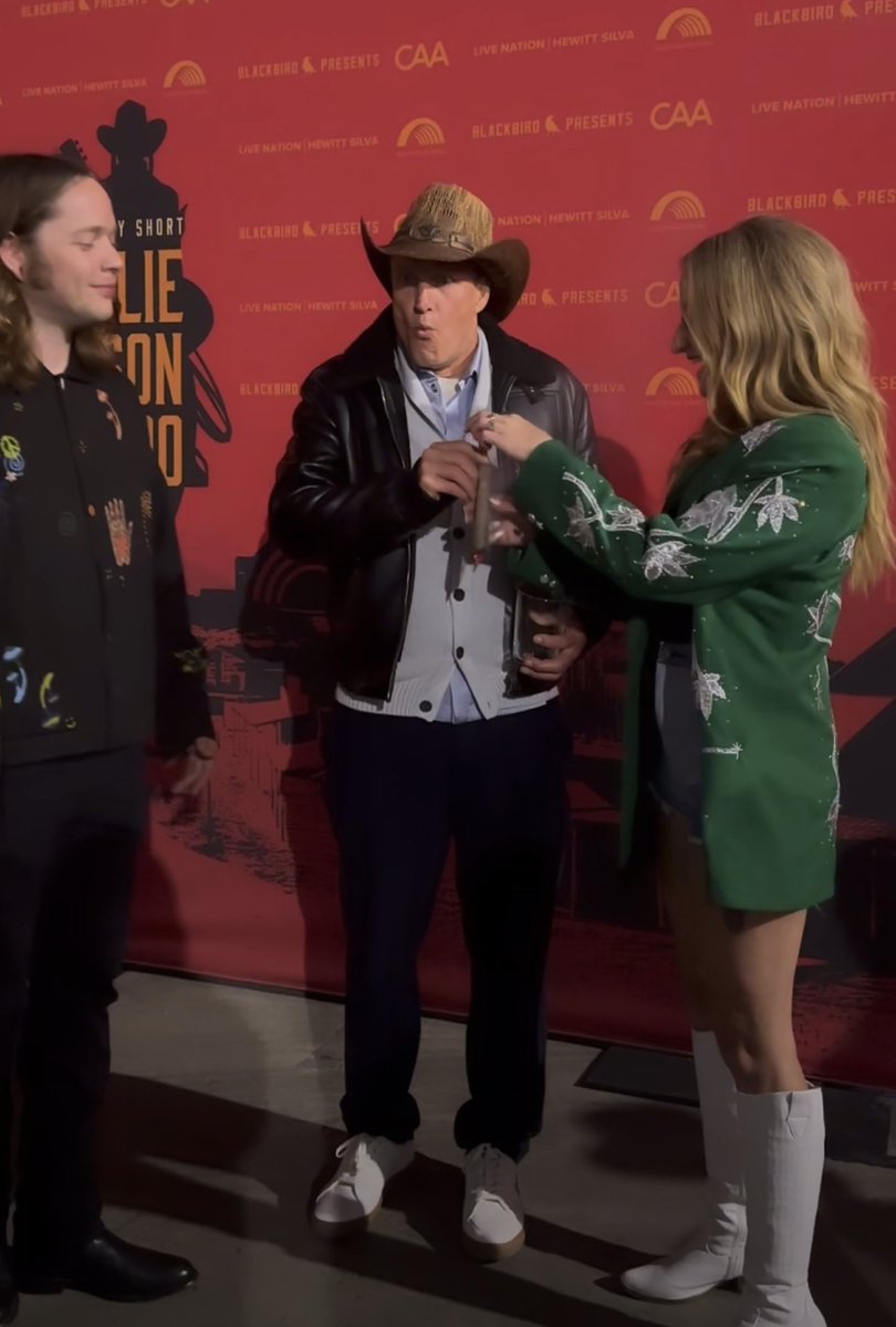 MissMargoPrice's tweet photo. What’s better than the Met Gala? Willie Nelson’s 90th birthday party! Dream blunt rotation post show with @WoodyHarrelson @BillyStrings &amp; @CharleyCrockett last night at the @HollywoodBowl 💚 https://t.co/rViJSRCGx8
