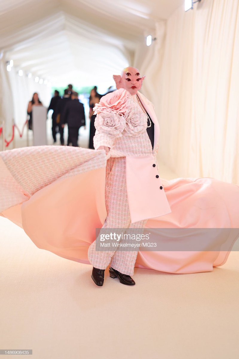 portalspuss's tweet photo. Melanie Martinez for the #MetGala https://t.co/YHXW0YKzqs